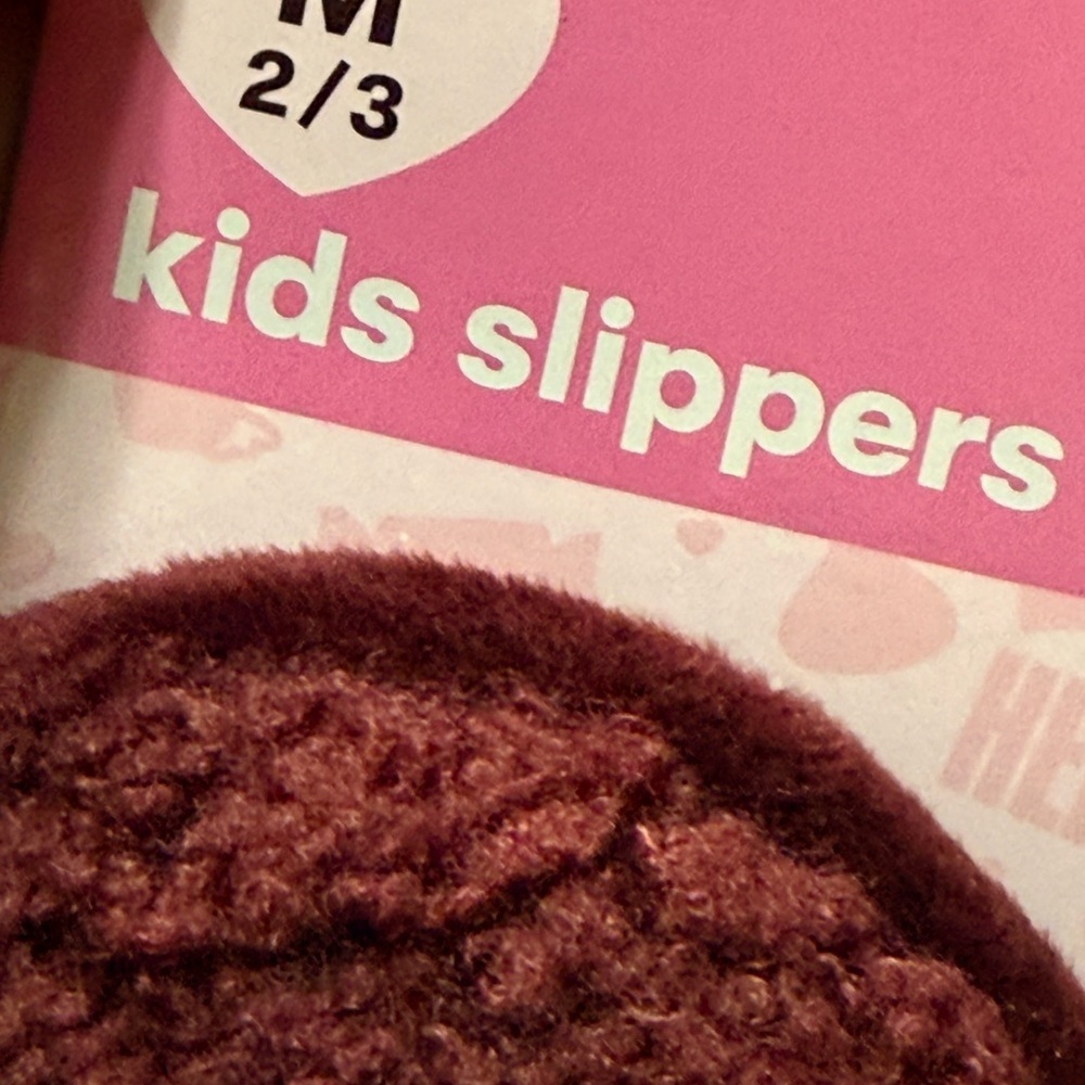 Hershey's Maroon and White Slippers Sz 2/3 with Silver Kiss Shaped Pouch - Picture 4 of 7
